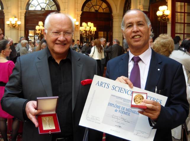 Le compositeur Marocain Belaid El Akkaf  droite de la photo lors de la remise de la mdaille de Vermeil  Paris.